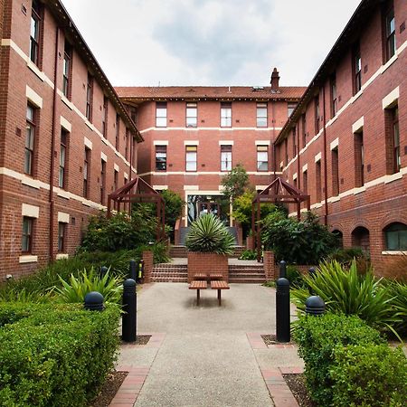 Yarra House Hostel Melbourne Exterior photo